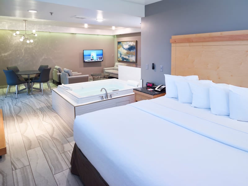 Maplewood Whirlpool Suite Bedroom at LivINN Hotel, Maplewood