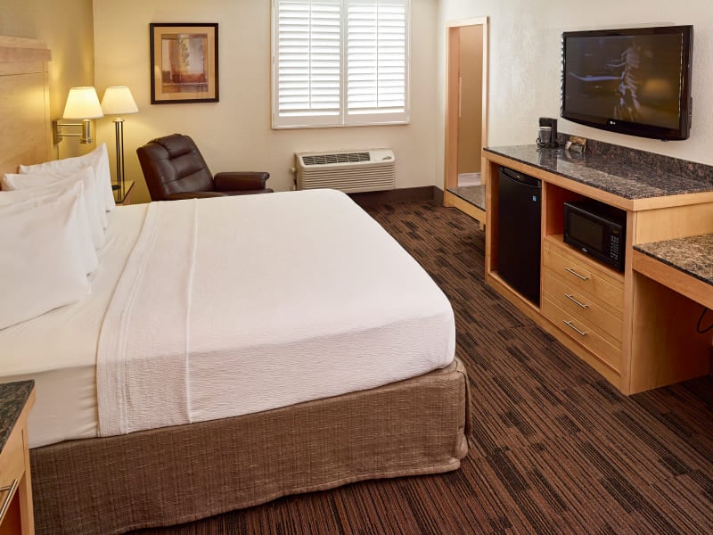 Deluxe King Accessible Non-Smoking Room at LivINN Hotel, Maplewood