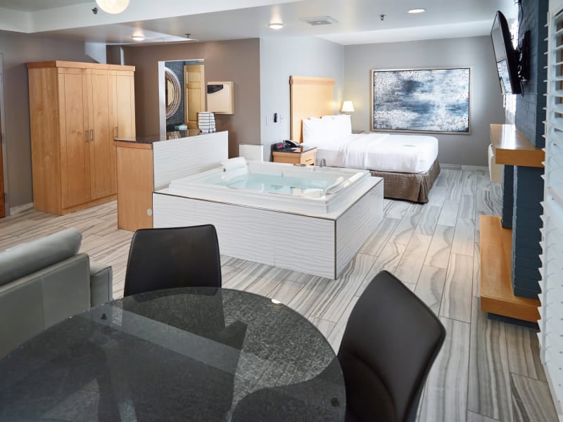 Maplewood Whirlpool Suite Bedroom Non-Smoking Room at LivINN Hotel, Maplewood