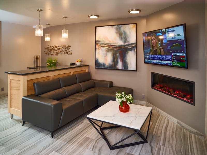 Whirlpool Living Room at LivINN Hotel, Maplewood
